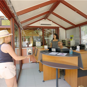 Snack bar, bar, pizzeria at Les Bords du Tarn campsite in Aveyron